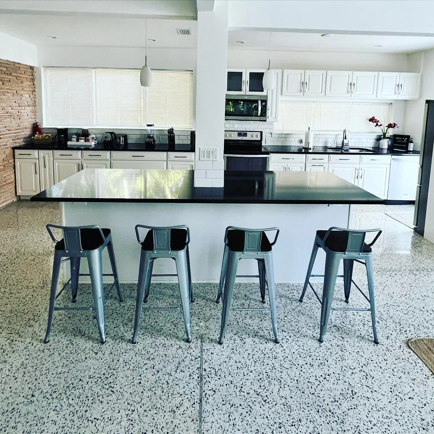 Sunshine Cleaning Service in Miami Beach, Florida. Recurring Cleaning, Deep Cleaning, Airbnb, Move in & Move out and Commercial Cleaning.