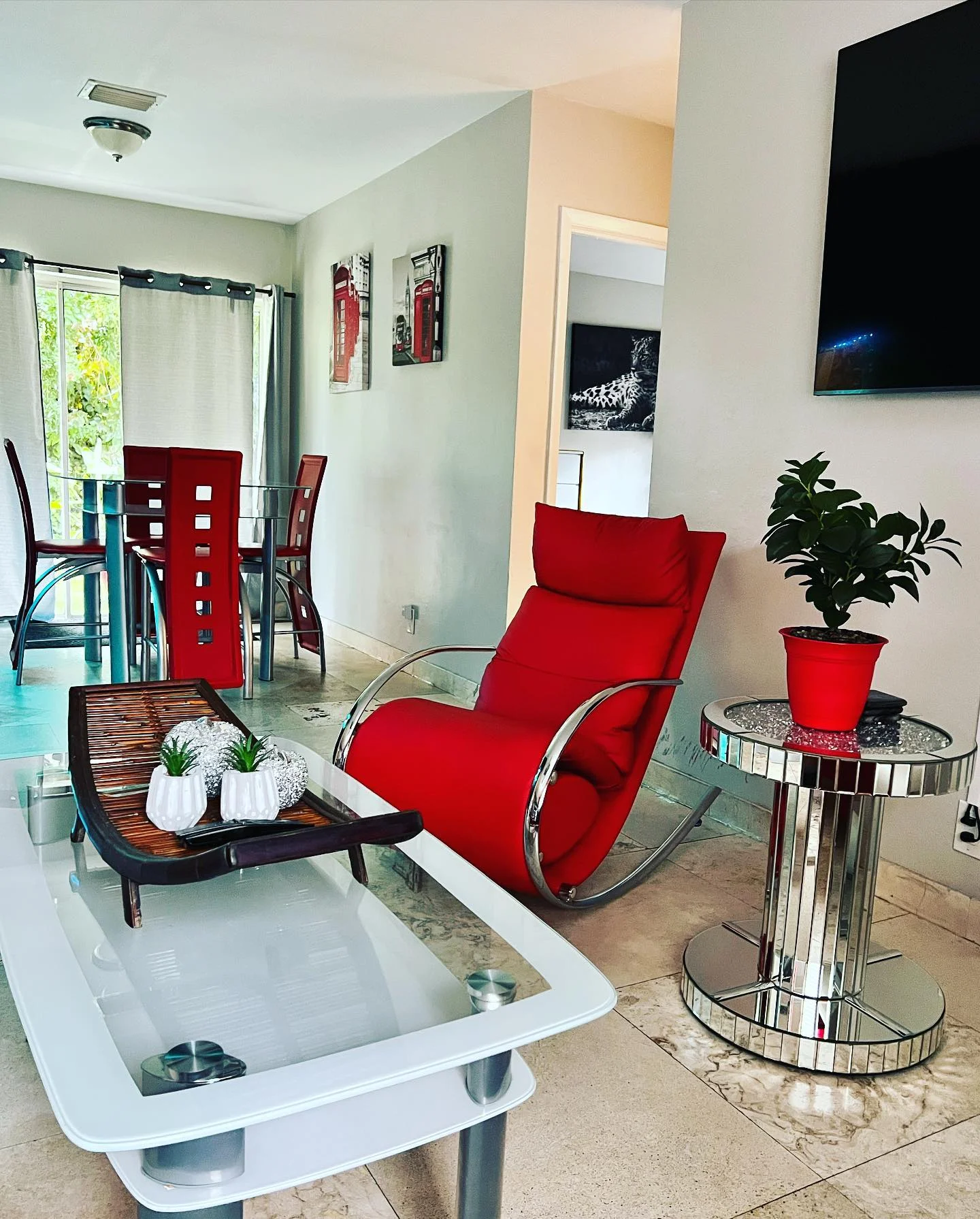 Sunshine Cleaning Service in Miami Beach, Florida. Recurring Cleaning, Deep Cleaning, Airbnb, Move in & Move out and Commercial Cleaning.