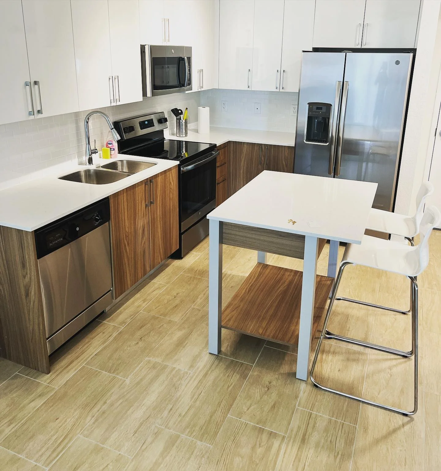 Sunshine Cleaning Service in Miami Beach, Florida. Recurring Cleaning, Deep Cleaning, Airbnb, Move in & Move out and Commercial Cleaning.