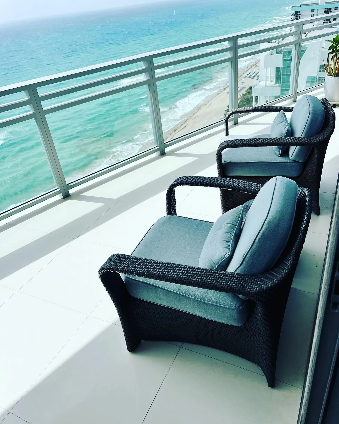 Sunshine Cleaning Service in Miami Beach, Florida. Recurring Cleaning, Deep Cleaning, Airbnb, Move in & Move out and Commercial Cleaning.