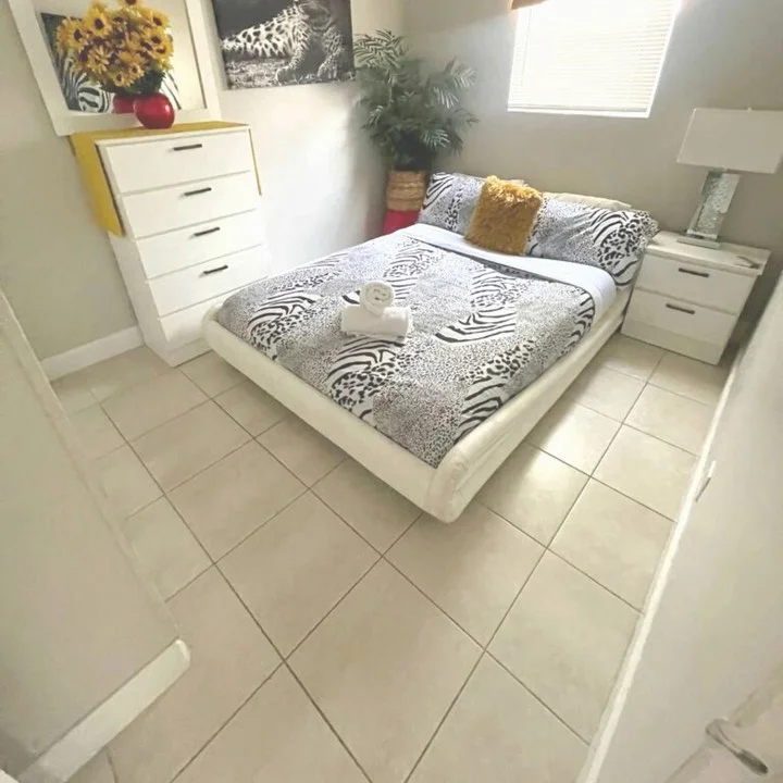 Sunshine Cleaning Service in Miami Beach, Florida. Recurring Cleaning, Deep Cleaning, Airbnb, Move in & Move out and Commercial Cleaning.