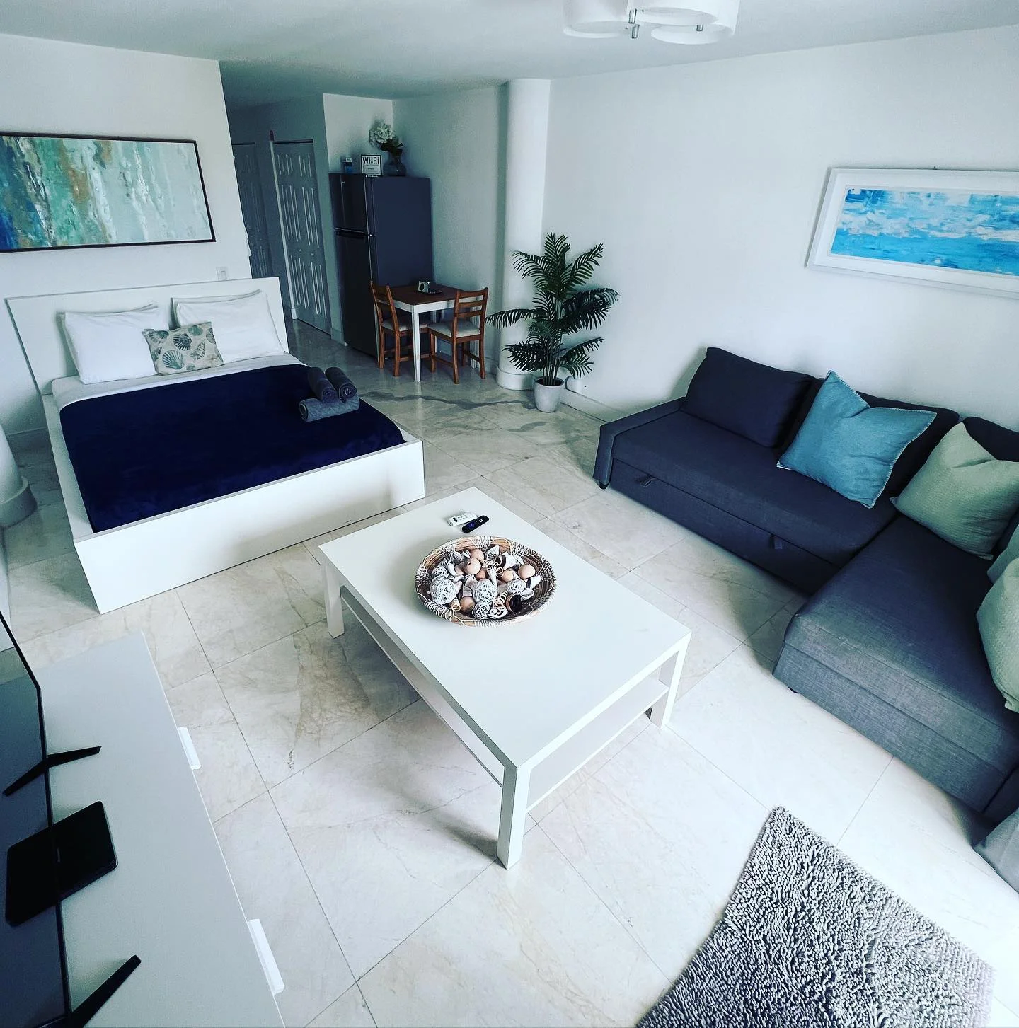 Sunshine Cleaning Service in Miami Beach, Florida. Recurring Cleaning, Deep Cleaning, Airbnb, Move in & Move out and Commercial Cleaning.